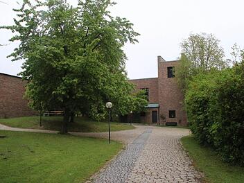 Schlichte Einheit: St. Markus vereint das Gemeindezentrum, die Kirche und die Pfarrerswohnung in einem Ensemble. Foto: Fenna Kreuz