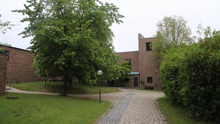 Schlichte Einheit: St. Markus vereint das Gemeindezentrum, die Kirche und die Pfarrerswohnung in einem Ensemble. Foto: Fenna Kreuz