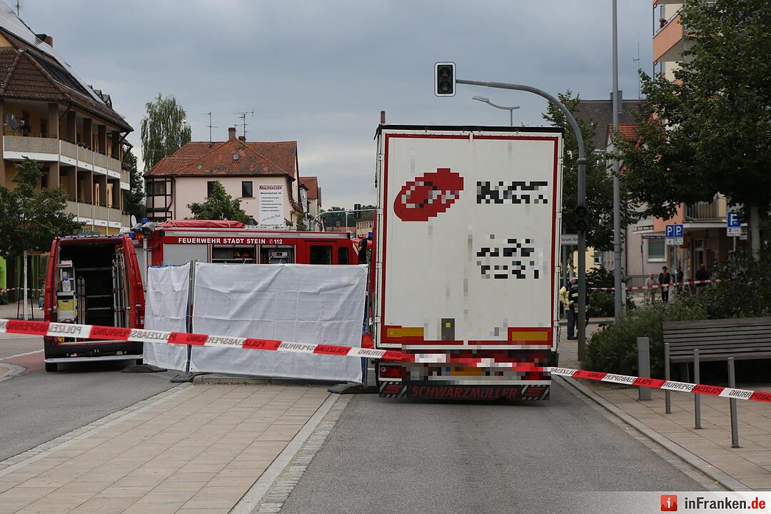 Seniorin von Lkw erfasst und ueberrollt - Ortsdurchfahrt von Stein komplett gesperrt