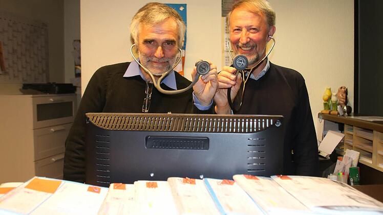 Der Bad Kissinger Allgemein- und Kurarzt Dr. Ralph Brath (von links) übernimmt zum Jahreswechsel die Praxis seines Kollegen Peter Bergel in Euerdorf. Beiden ist wichtig, dass die ärztliche Versorgung vor Ort gewährleistet bleibt, dank Telemedizin sogar verbessert. Foto: Ralf Ruppert