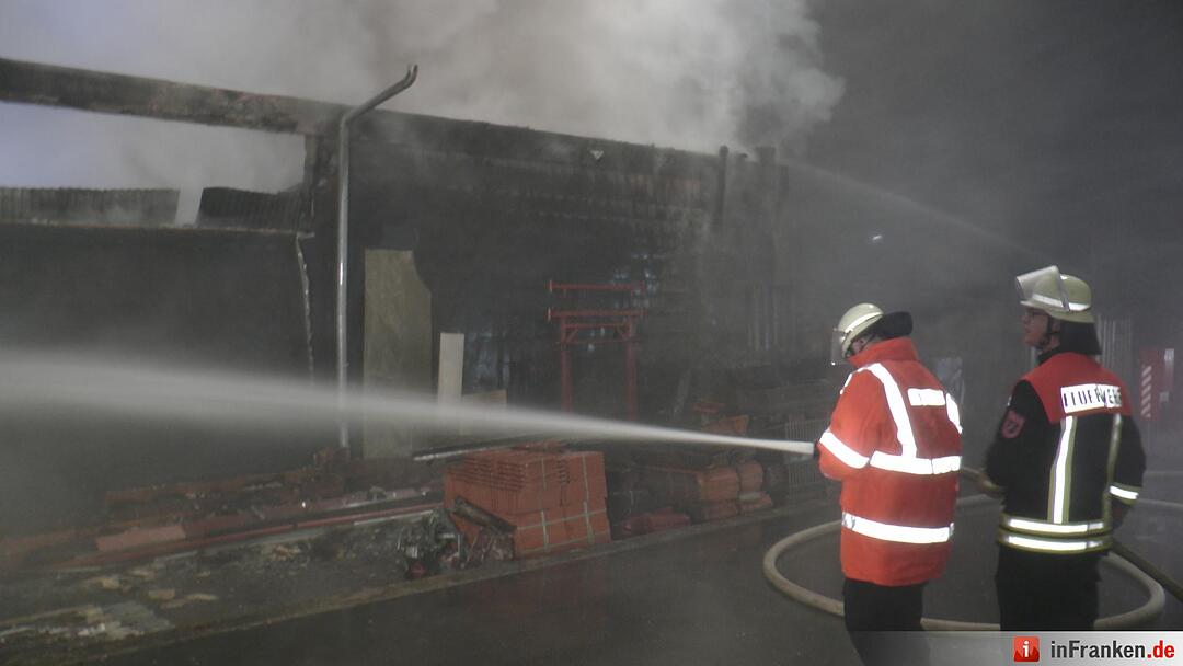 Lagerhallerhallenbrand hielt Feuerwehr in Atem - Großbrand fordert hohen Sachschaden