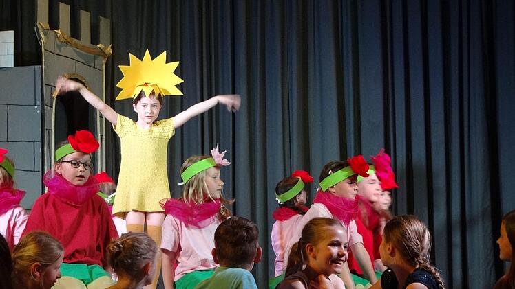 Die Sonne, gespielt von Lavinia von Rotenhan, weckte die Blumen mit ihren Strahlen auf. Fotos. Johanna Eckert