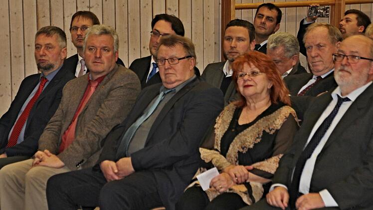 Bürgermeister und Verwaltung. Vorne von links: Ralf Nowak, Pfarrweisach, Jürgen Hennemann, Ebern, Willi Sendelbeck, Rentweinsdorf, Renate Maier und Eduard Maier, Geschäftsführer der Gemeinde Untermerzbach. Hinten links Bürgermeister Wolfram Thein, Maroldsweisach und zweite Reihe erster von rechts, Bürgermeister Werner Thomas, Gemeinde Itzgrund.  Helmut Will