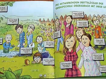 Mit diesem fröhlichen Bild am Ende des Bilderbuches "Rosalie, das Rotkehlchen und seine Nachbarn" hat Grafiker Günter Mayer seine "Mitarbeiter" aus der dritten Klasse der Grundschule Oberaurach verewigt. Fotos: Sabine Weinbeer
