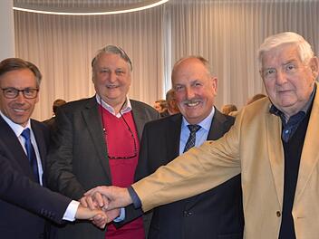 Hände drauf: Kreiskämmerer Wilhelm Schmidt (2 v. r.) freut sich über die Glückwünsche aller drei Chefs der vergangenen Jahrzehnte. Zu seiner Verabschiedung kamen neben Amtsinhaber Alexander Tritthart (l.) auch die Altlandräte Franz Krug (r.) und Eberhard Irlinger.