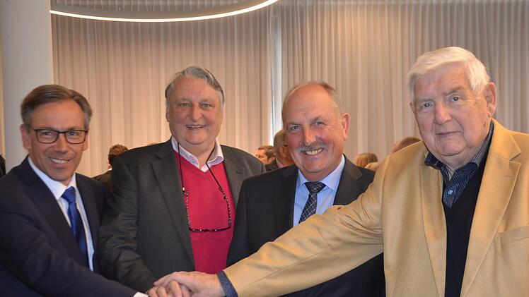 Hände drauf: Kreiskämmerer Wilhelm Schmidt (2 v. r.) freut sich über die Glückwünsche aller drei Chefs der vergangenen Jahrzehnte. Zu seiner Verabschiedung kamen neben Amtsinhaber Alexander Tritthart (l.) auch die Altlandräte Franz Krug (r.) und Eberhard Irlinger.