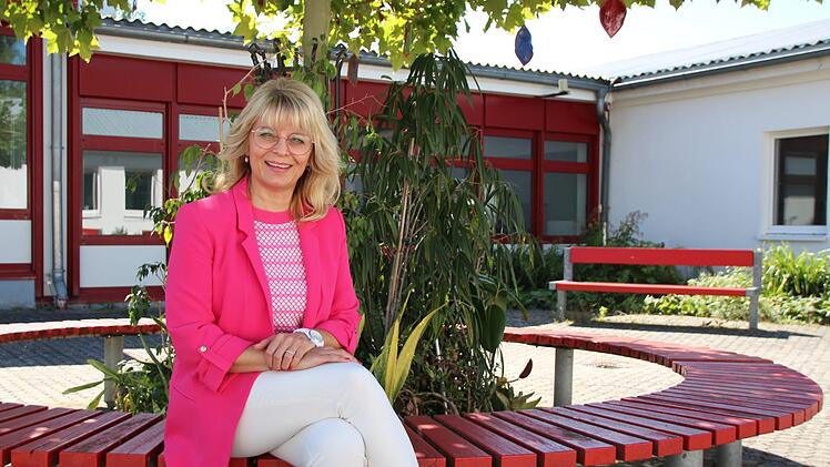 Anja Weigand-Hartmann mag die großen Freiflächen an der Sinnberg-Grundschule. Benedikt Borst
