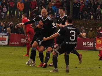 Torjubel, aber auch Trotz: FC-05-St&uuml;rmer Adam Jabiri (links) wollte sich kaum von den Kollegen feiern lassen - und nicht davon reden, wie man M&uuml;nchen noch von der Tabellenspitze verdr&auml;ngen k&ouml;nne. Foto: Rudi D&uuml;mpert