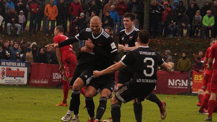 Torjubel, aber auch Trotz: FC-05-St&uuml;rmer Adam Jabiri (links) wollte sich kaum von den Kollegen feiern lassen - und nicht davon reden, wie man M&uuml;nchen noch von der Tabellenspitze verdr&auml;ngen k&ouml;nne. Foto: Rudi D&uuml;mpert