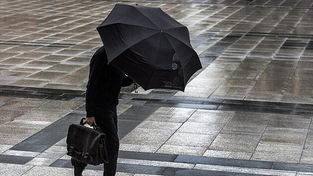 Regen, Wind und Sonne: Das Wetter in Franken wird wechselhaft. Symbolbild: Federico Gambarini/dpa