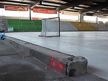 Eisstadion:Erneuerung der Bande