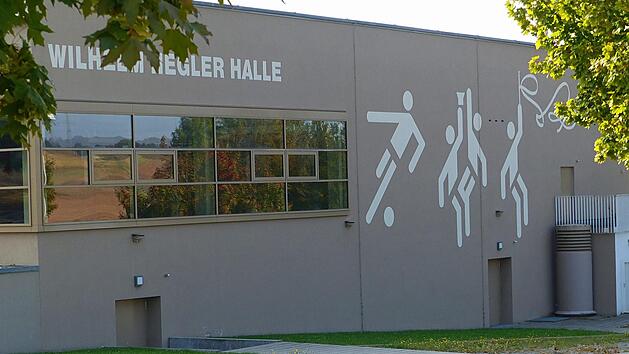 Auch den Energieverbrauch der Hegler-Halle hatte Benedikt Ke&szlig;ler in seiner Pr&auml;sentation aufgef&uuml;hrt und die Leistung einer m&ouml;glichen Dach-PV-Anlage f&uuml;r den Bau skizziert.