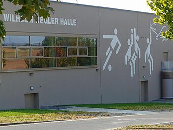 Auch den Energieverbrauch der Hegler-Halle hatte Benedikt Keßler in seiner Präsentation aufgeführt und die Leistung einer möglichen Dach-PV-Anlage für den Bau skizziert.