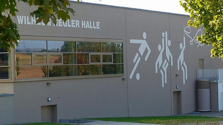 Auch den Energieverbrauch der Hegler-Halle hatte Benedikt Keßler in seiner Präsentation aufgeführt und die Leistung einer möglichen Dach-PV-Anlage für den Bau skizziert.