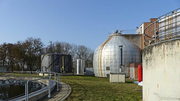 Rund sechs Millionen Euro sollen bis 2025 in das Kl&auml;rwerk in Geldersheim investiert werden.