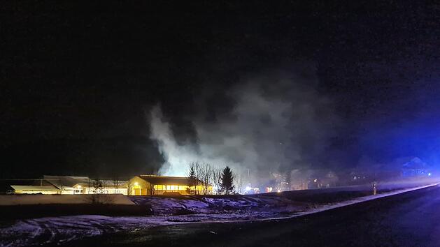 In einem Stall am Ortseingang von Losau brach am Freitagabend ein Brand aus. Foto: Feuerwehr Stadtsteinach