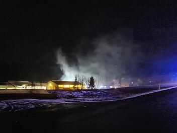 In einem Stall am Ortseingang von Losau brach am Freitagabend ein Brand aus. Foto: Feuerwehr Stadtsteinach