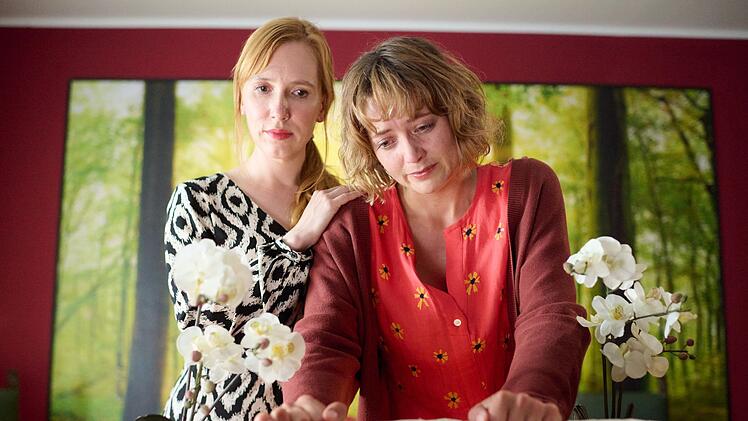 Bestatterin Miriam Wallner (Christin Nichols, links) unterstützt Magali Bernbauer (Hanna Plaß) in der Trauerphase.