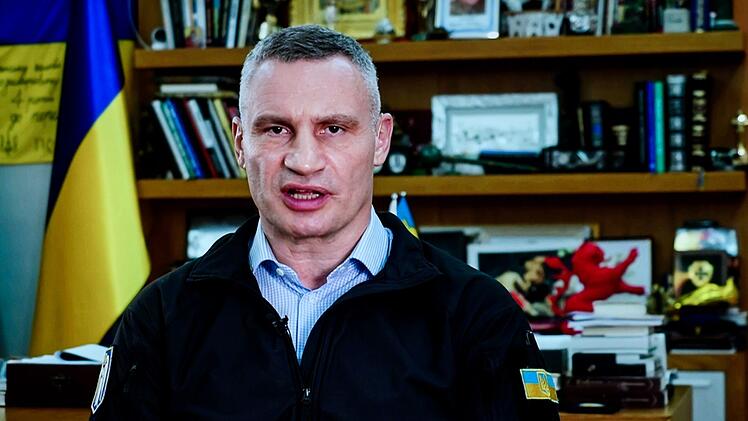 Kiews Bürgermeister Vitali Klitschko weiß um die Bedeutung des Korruptionsskandals in der Ukraine: "Das ist ein Tiefschlag für jeden Ukrainer. Das Wichtigste ist Vertrauen. Das Vertrauen unserer internationalen Partner. Das Vertrauen unseres Volkes in unsere Regierung. Solche Skandale zerstören Vertrauen."