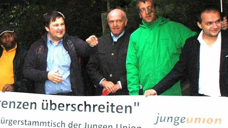 Auf einem Plakatband demonstrierte die JU aus Thüringen und Bayern Gemeinsamkeit. Rechts der Kreisvorsitzende der JU Haßberge, Fabian Weber und vierter von rechts der JU-Kreisvorsitzende aus Hildburghausen, Christopher Other. Foto: Gerhard Schmidt