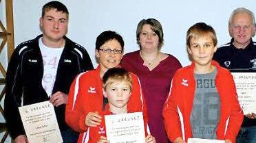 Ausgezeichnet (von links): Schwimmer Lukas Zeller, die Kunstradfahrer Niklas und Hannes Marquart (vorne) mit Trainerin Karin Bergmann sowie Privatkegler Sabrina Gallmann, Werner Seufert, Roswitha Winkler.