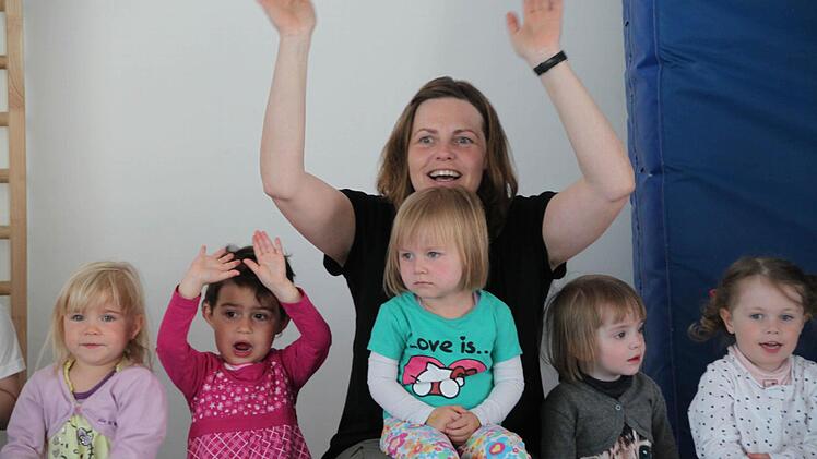 Die Kinder haben für Bürgermeister Johannes Wegner ein Bild gemalt. Foto: Heike Beudert