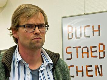 Oliver Heß stellt "Buchstaben - Fundstaben - Fehlstaben" in der Stadtbücherei vor. Foto: Jochen Berger