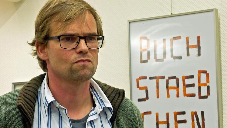 Oliver Heß stellt "Buchstaben - Fundstaben - Fehlstaben" in der Stadtbücherei vor. Foto: Jochen Berger