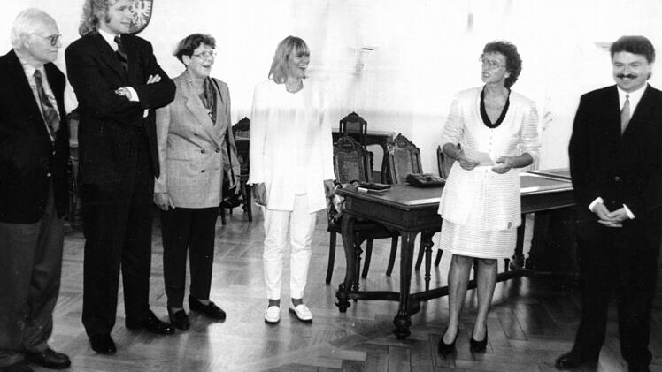 Der Abiturjahrgang 1971 des MGF-Gymnasiums trifft sich zum "25-Jährigen" in Kulmbach - mit dabei Thomas Gottschalk, hier eingerahmt von seinen beiden früheren Lehrern Heinrich und Eleonore Hohenberger. Mit Landrat Klaus Peter Söllner (rechts) und Oberbürgermeisterin Inge Aures (Zweite von rechts) plaudert der TV-Star über alte Zeiten im "Old Castle", wo er als DJ Platten auflegte. Foto: Stephan Stöckel