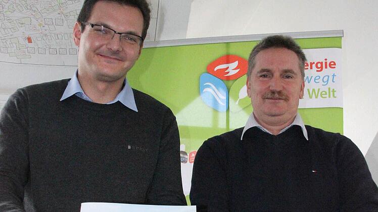 Martin Kastner (links) und Wolfgang Degelmann von Energievision Frankenwald sind stolz darauf, dass es im Naturpark Frankenwald so viele Bioenergiegemeinden gibt.  Foto: Friedwald Schedel