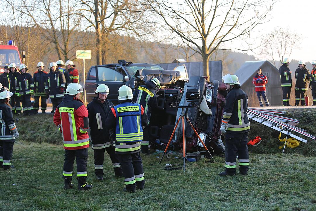 Mehrere Verletzte nach Glatteisunfall