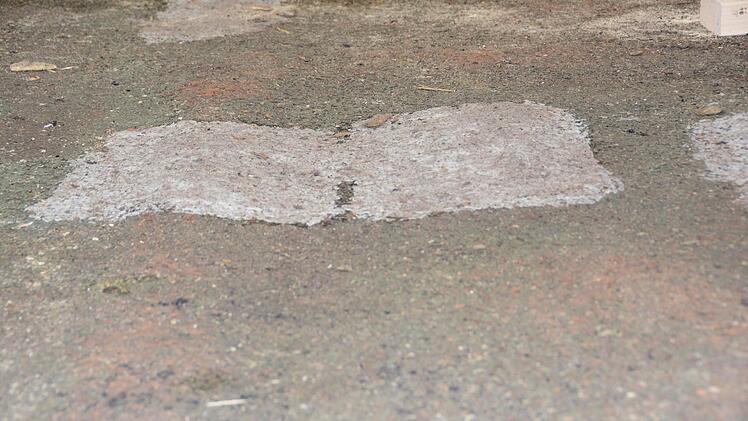 Mit Flüssigkunststoff wurde vor einigen Wochen zunächst versucht, das schadhafte Dach auszubessern. Doch das Ergebnis ist nicht zufriedenstellend.  Foto: Dagmar Besand
