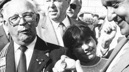 Hans-Dietrich Genscher genießt im Juli 1985 eine Coburger Bratwurst - links im Bild Coburgs Oberbürgermeister Karl-Heinz HöhnFoto: Archiv/Klaus Wöhner