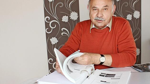 Wolfgang Haas mit dem Unterlagen-Ordner aus einer einzigen (!) Fortbildungsveranstaltung f&uuml;r Rentenversichertenberater Foto: Popp