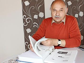 Wolfgang Haas mit dem Unterlagen-Ordner aus einer einzigen (!) Fortbildungsveranstaltung für Rentenversichertenberater Foto: Popp