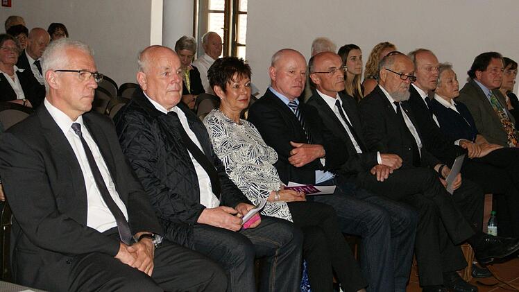 Viele Gäste nahmen Abschied von Cordula Kappner. Unser Bild zeigt von links Haßfurts Bürgermeister Günther Werner, Sebastian, Birgit und Matthias Kappner, Landrat Wilhelm Schneider, Israel Schwierz, Horst Hofmann, Mark Rosenthal und Übersetzerin Edith Hochrhein. Foto: Sabine Weinbeer
