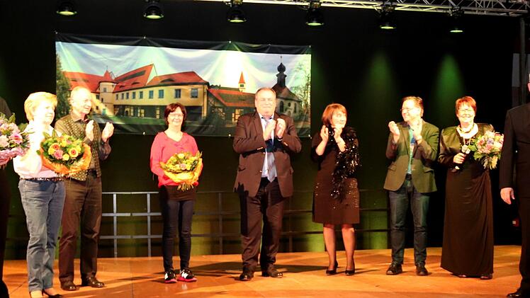 Dank ging an die Helfer, die seit Jahren auf und  hinter der Bühne dafür sorgen, dass alles perfekt laäuft.
