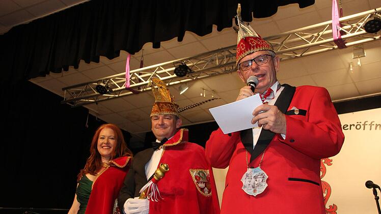 Das bisherige Prinzenpaar, Kerstin I. und Maximilian I., wurde von Sitzungspr&auml;sident Georg L&ouml;ffler verabschiedet. Foto: Friedwald Schedel