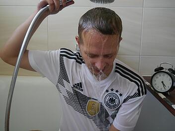 Hobby-Radfahrer Sascha Ilchmann aus Nürnberg stellte sich für die Sportfloskel hinter Türchen Nummer 11 zur Verfügung. Die Temperatur des Wassers spielt übrigens keine Rolle. Foto: Pia Ilchmann