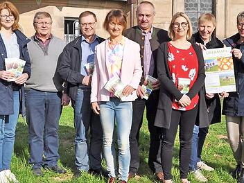 Auf den Start der neuen Saison freuen sich (von links) Sandra Herold, Wanderführer Karlheinz Kohles, Geschäftsleiter Dietmar Zwillich, Bürgermeisterin Christine Frieß, Bürgermeister Robert Hümmer, Stefanie Bornschlegel, Andrea Göldner und Monika Petterich.  Foto: Ingrid Kohles
