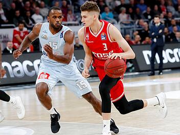 Henri (r.) Drell bestritt in der vergangenen Saison drei Bundesligaspiele f&uuml;r Brose Bamberg. Foto: L&ouml;b