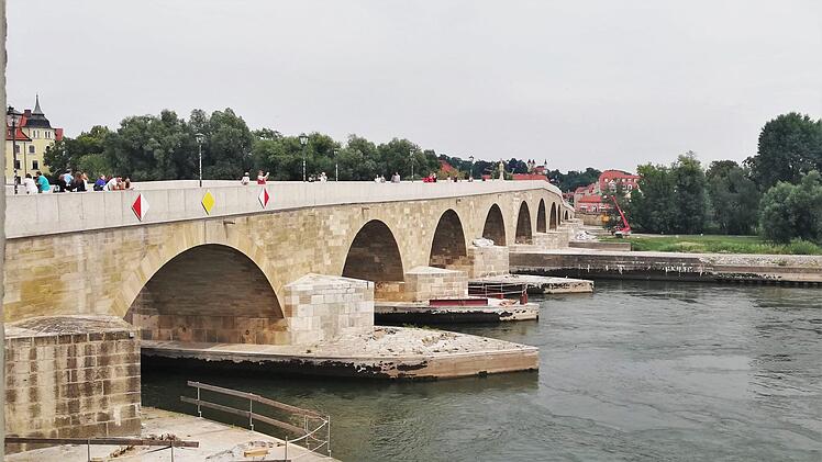 Blick aus dem Welterbe-Besucherzentrum auf die Steinerne Brücke über die Donau aus dem Jahr 1135. Sigismund von Dobschütz