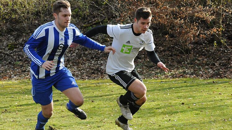 Unentschieden (1:1) hie&szlig; es im Testspiel des Kreisligisten TSV Steinach (rechts: Niklas Otter) gegen den Bezirksligisten TSV M&uuml;nnerstadt (links: Nicolas Weber). Foto: ssp