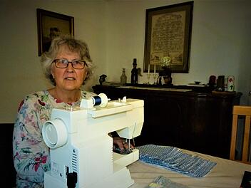 Rosa Jurkat (63) hatte die Idee, Stoffmasken für die Dorfbewohner herzustellen. An ihrer Nähmaschine ist sie für die einfachen Arbeiten zuständig und das Nähen hatte sie noch in der Realschule gelernt. Foto: Werner Reißaus