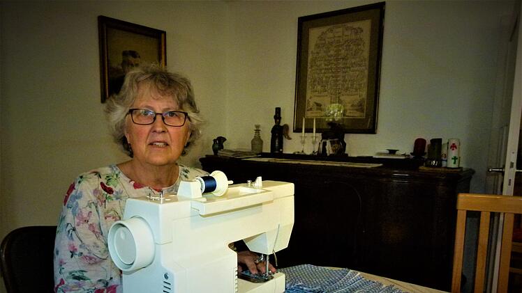 Rosa Jurkat (63) hatte die Idee, Stoffmasken für die Dorfbewohner herzustellen. An ihrer Nähmaschine ist sie für die einfachen Arbeiten zuständig und das Nähen hatte sie noch in der Realschule gelernt. Foto: Werner Reißaus