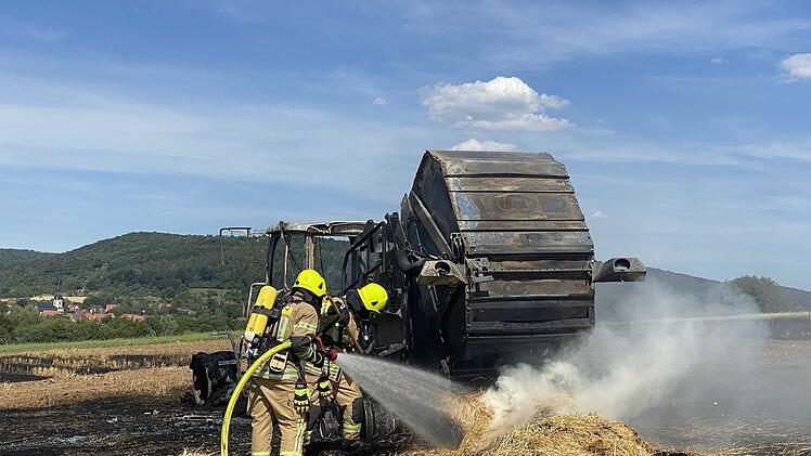 Ballenpresse in Brand geraten: Feuer greift auf Feld über