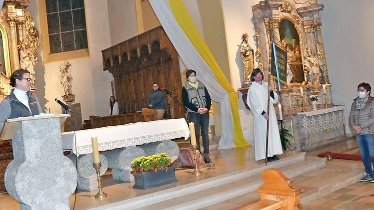 Friedensgebet in Teuschnitz mit (von links) Anne Neubauer (am Ambo), Cindy Schüpferling, Frederic Pauli (im Chorgestühl), Linda Jungkunz und Eva Russwurm, von der Elisabeth Scholz (St. Georg Marienroth) die Friedensstandarte entgegennimmt.  Foto: K.- H. Hofmann