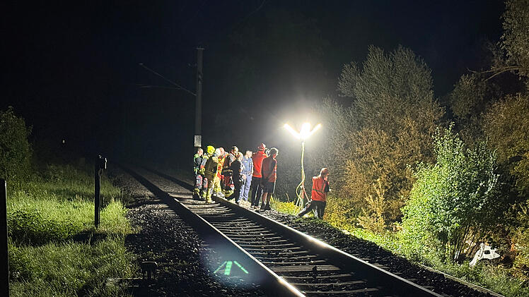 Zug und Auto kollidieren: Zwei 23-Jährige sterben