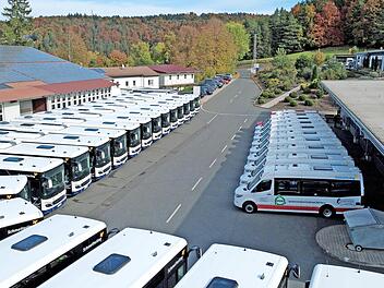Die neuen Busse – Midi-, Stadt-, Überland- und Reisebusse – stehen auf dem Betriebsgelände in Obertrubach.