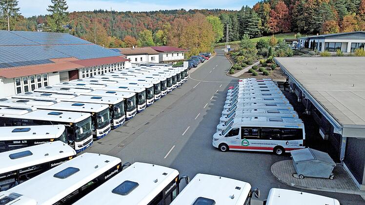 Die neuen Busse – Midi-, Stadt-, Überland- und Reisebusse – stehen auf dem Betriebsgelände in Obertrubach.